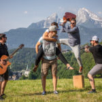 Spaßfoto von der Band mit Watzmann im Hintergrund