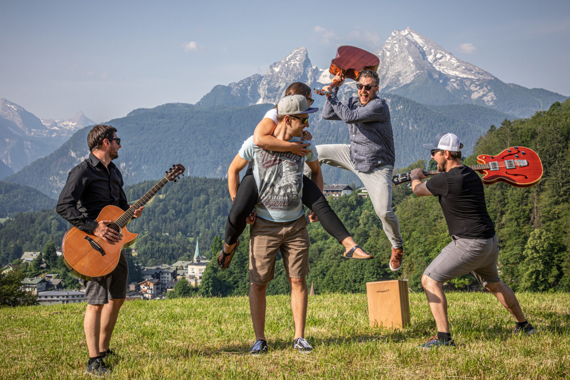 Spaßfoto von der Band mit Watzmann im Hintergrund