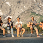 Gruppenfoto von der Band BAM Berchtesgaden Akustik Musik. Aufgereiht quer über die Strasse spielen alle 5 auf ihren Instrument